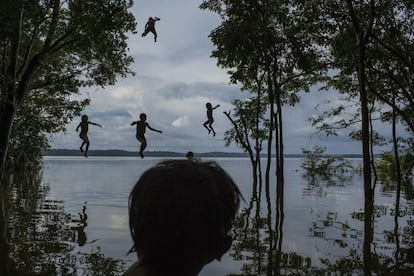 Fotografía anadora del segundo premio de la categoría individual de vida cotidiana, del fotógrafo brasileño del New York Times, Mauricio Lima. La imagen muestra a un grupo de niños de la tribu Munduruku jugando en el río Tapajos en Itaituba (Brasil) el 10 de febrero de 2015.