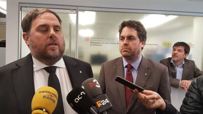 Oriol Junqueras, junto a Andrew Davis, delegado del Govern en EE UU.