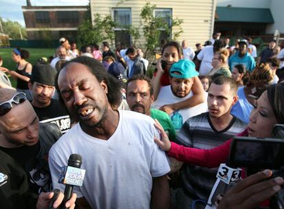 Uno de los vecinos donde estaban secuestradas las tres chicas, Charles Ramsey, comenta como ayud&oacute; a una de ellas a salir de la casa y llamar a la polic&iacute;a. 