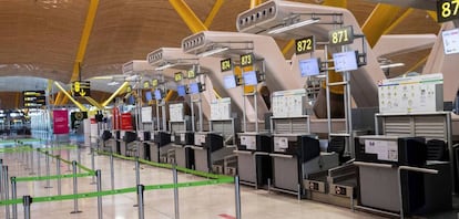 Mostradores para facturar vacíos en la terminal T4 del aeropuerto Adolfo Suárez de Madrid. 