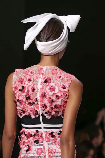 Giambattista Valli apuesta por la feminidad de rayas y flores