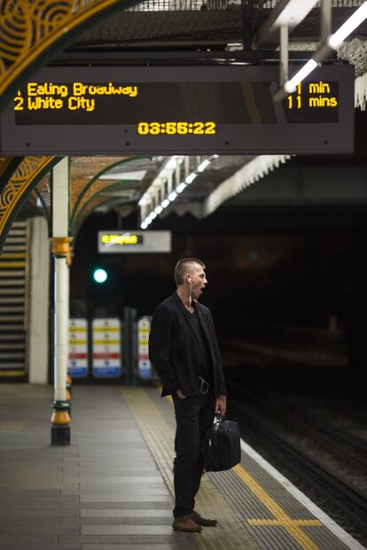 También se ha visto en los andenes más presencia policial, ya que se han desplegado 100 agentes adicionales para este fin de semana. En la imagen, un pasajero espera un tren a las 3.55 de la mañana en la estació de Leyton.