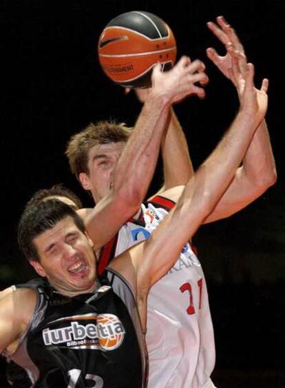 Banic y Splitter pelean por un rebote.