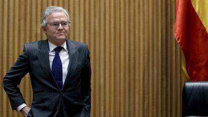 El presidente de la CNMV, Sebastián Albella, momentos antes de comparecer en la Comisión de investigación de la crisis financiera.