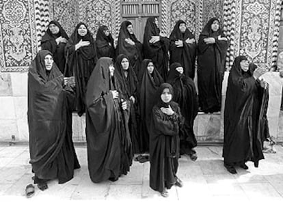 Mujeres musulmanas en el patio de una mezquita.