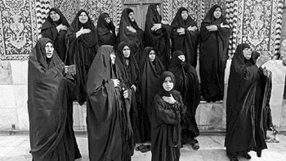 Mujeres musulmanas en el patio de una mezquita.