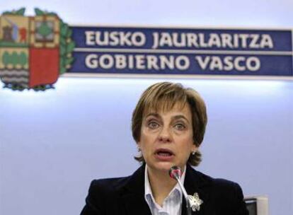 La portavoz del Gobierno vasco, Miren Azkarate, lee ayer una declaración sobre la independencia de Kosovo.