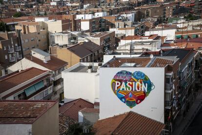 El colectivo Boa Mistura busca "trabajar con el color para humanizar las ciudades", según dicen. En este caso, un gran corazón se presenta en una medianera de un edificio de Alcobendas, al norte de Madrid.