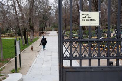 Una de las dos puertas del parque de El Retiro reabiertas este lunes.