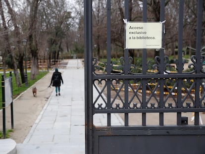 Una de las dos puertas del parque de El Retiro reabiertas este lunes.