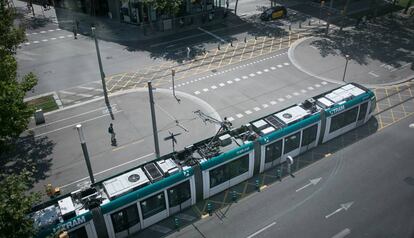 Un tramvia a l'avinguda Diagonal de Barcelona.