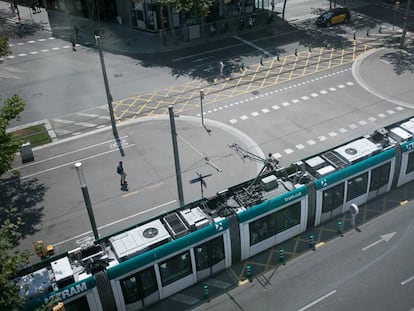 Un tramvia a l'avinguda Diagonal de Barcelona.