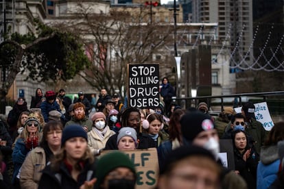 Protesta en apoyo al Frente de Liberación de Usuarios de Drogas (DULF) frente a los juzgados de Vancouver, en enero de 2024.