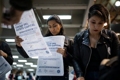 Conteo de votos durante las elecciones territoriales en Bogotá, el 29 de octubre.