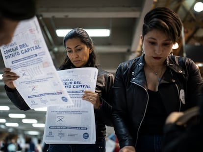 Conteo de votos durante las elecciones territoriales en Bogotá, el 29 de octubre.