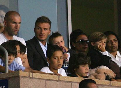 Antes de mudarse definitivamente a Milán para jugar la próxima temporada del Calcio, David Beckham ha querido acudir a un partido de fútbol de su antiguo equipo, Los Ángeles Galaxy, que ha jugado contra las Chivas USA. No lo ha hecho solo, ha querido ir con toda la familia y un antiguo compañero madridista: el jugador francés Zinedine Zidane.