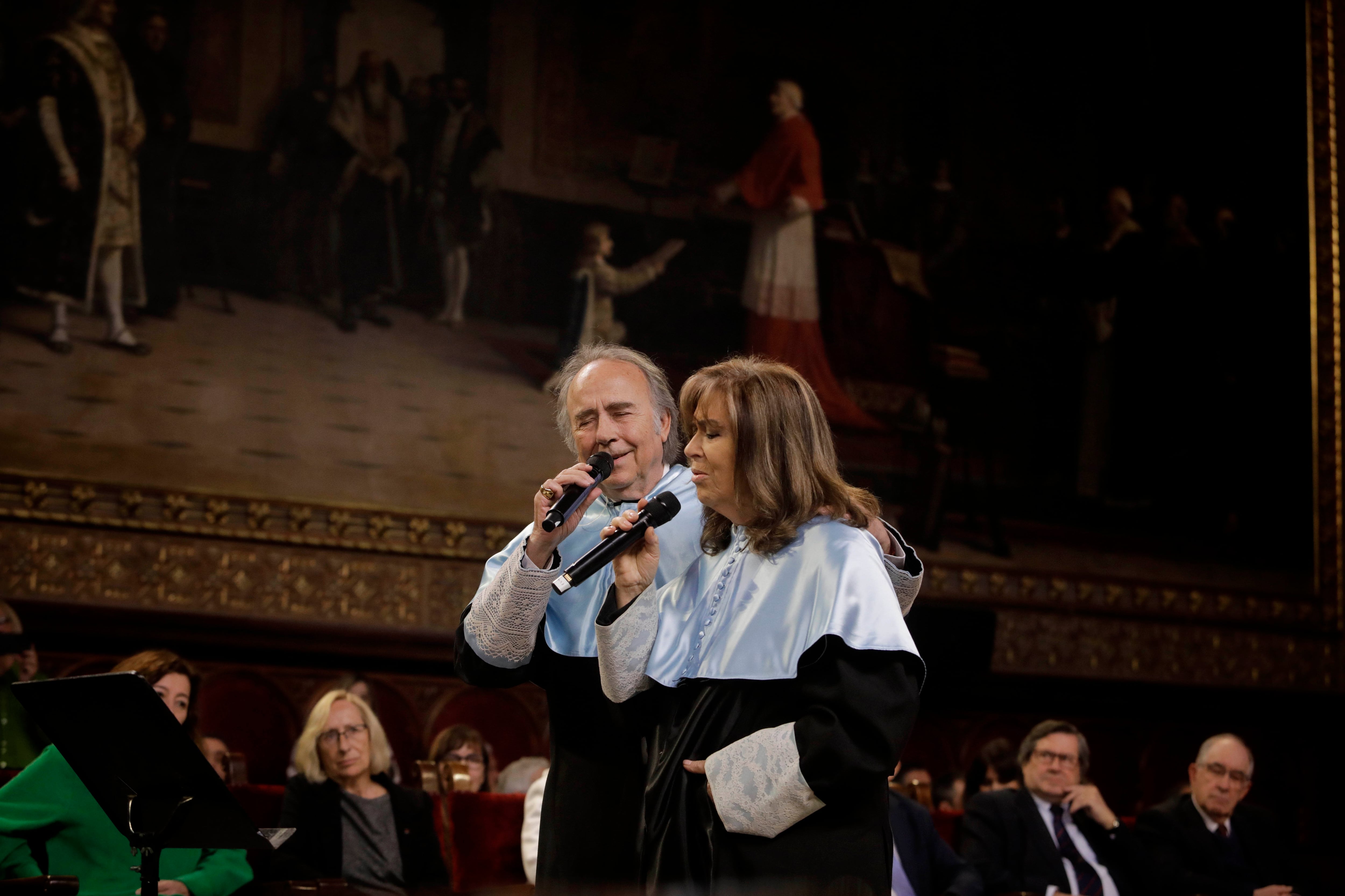 Los cantautores Joan Manuel Serrat y Maria del Mar Bonet, distinguidos por la Universidad de Barcelona con doctorado Honoris Causa por su defensa de las libertades durante el franquismo, el 06 marzo de 2023. 