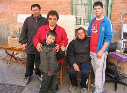 José Romero posa con su madre, su esposa y sus dos hijos tras ser desahuciados de su casa en Puente de Vallecas.