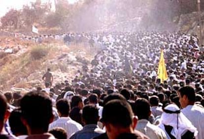 Miles de palestinos asisten en Belén al funeral de tres miembros de Al Fatah muertos en un ataque israelí.