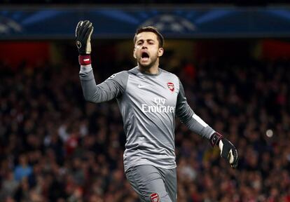  El portero suplente del Arsenal, Lukasz Fabianski reacciona tras el penalti errado de David Alaba.