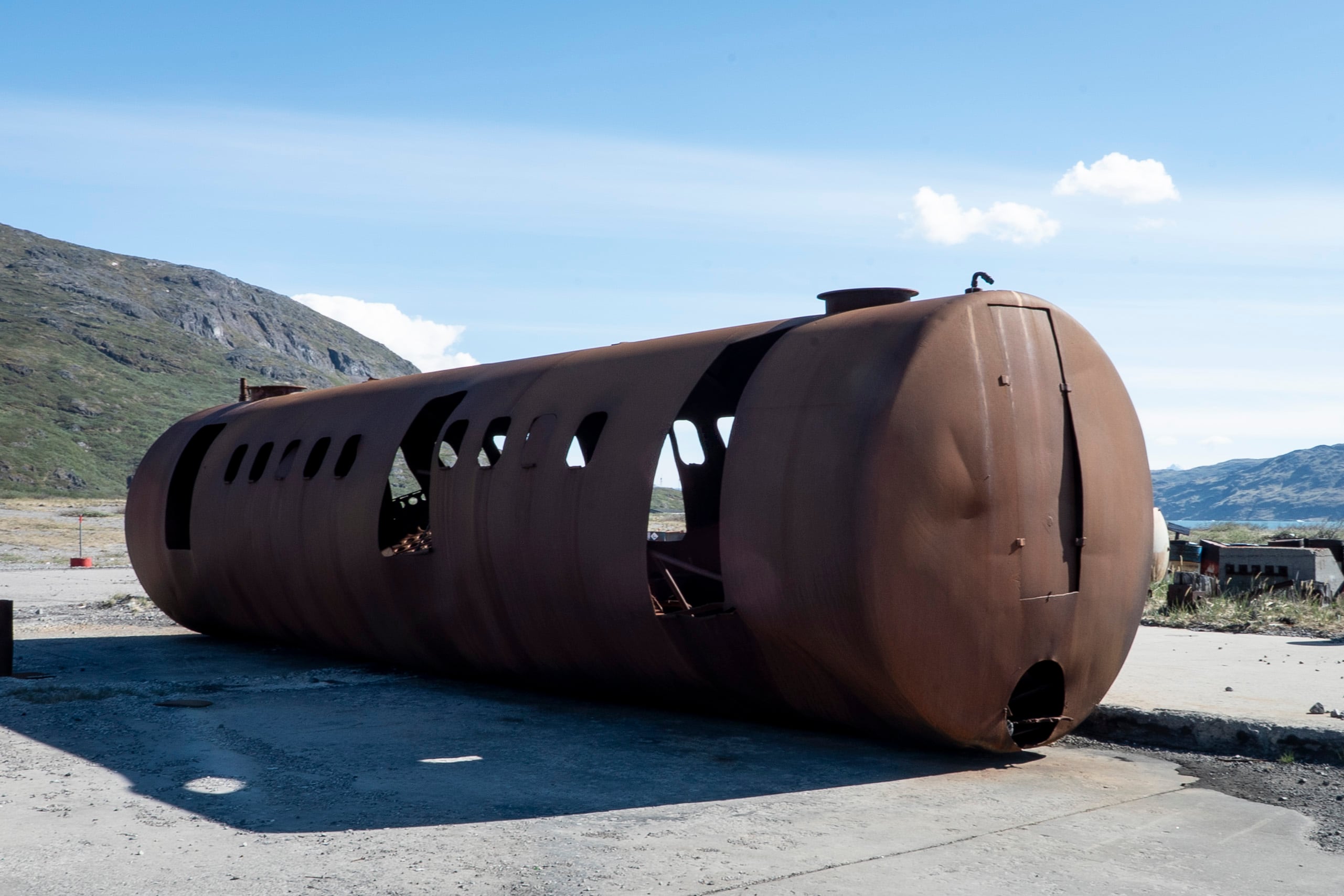 Un tanque de combustible oxidado, cerca de la antigua base militar estadounidense en Narsarsuaq.