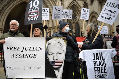 Seguidores de Assange, frente al Alto Tribunal, este lunes en Londres.