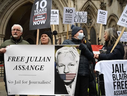 Seguidores de Assange, frente al Alto Tribunal, este lunes en Londres.