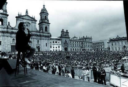 "De 1992 recuerdo especialmente tres conciertos. El primero de ellos, con el venezolano Jordan,o el 26 abril en la Plaza Bolívar de Bogotá, organizado por el movimiento cívico Viva la ciudadanía". Explica Serrat en las páginas de su nuevo proyecto que los colombianos querían estrenar paz y salieron a la calle para exigírsela a los que hacen la guerra.