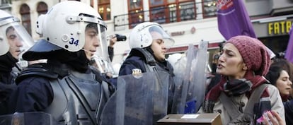 Una activista de los derechos de las mujeres se enfrenta a la polic&iacute;a antidisturbios el domingo en Estambul. 