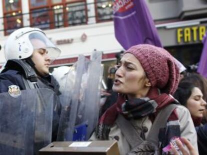 Una activista de los derechos de las mujeres se enfrenta a la polic&iacute;a antidisturbios el domingo en Estambul. 