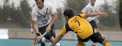 Jugadores del Club de Campo y el Atl&egrave;tic de Terrasa, durante el partido de semifinales de la Copa del rey celebrado en Pozuelo.