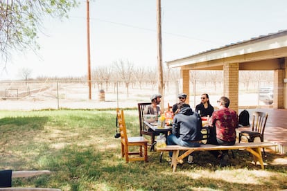 Leiva y la banda comen en el bungaló en Sonic Ranch (Texas, EE UU).