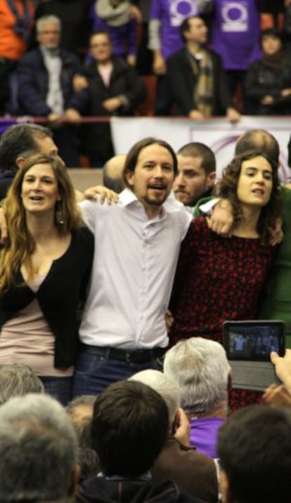 Pablo Iglesias, entre Gemma Galdón i Gemma Ubasart.