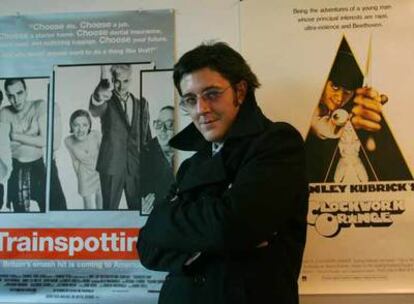 El parlamentario socialista Eduardo Madina, junto a dos carteles de sus películas favoritas, que cuelgan en su despacho del Congreso.