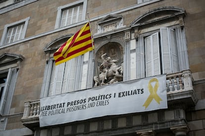 Fachada del Palau de la Generalitat, con una pancarta en apoyo a los presos del 'procés' independentista, en septiembre de 2019.