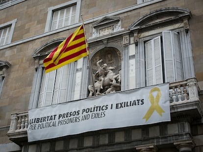 Fachada del Palau de la Generalitat, con una pancarta en apoyo a los presos del 'procés' independentista, en septiembre de 2019.