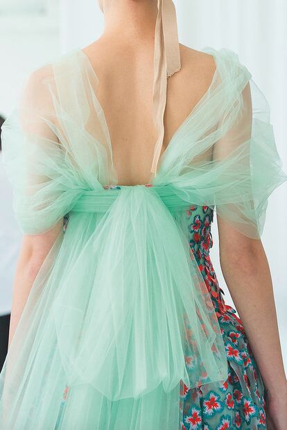 El vestido verde de tul de la colección Musicalia –cerró el desfile de primavera-verano– lleva 20 horas de costura y seis de bordado.