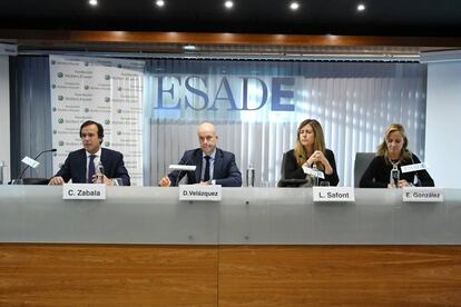 Carlos Zabala, abogado de Clifford Chance; David Velázquez, profesor de Esade Law School; Lidón Safont, directora de Compliance de Telefónica España, y Elisabeth González, directora de Legal & Compliance en Morgan Stanley.