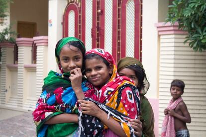 Tres niñas de uno de los barrios de Varanasi posan con timidez.