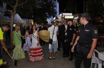 Policías de uniforme y de paisano patrullan el recinto ferial donde se celebran las fiestas.