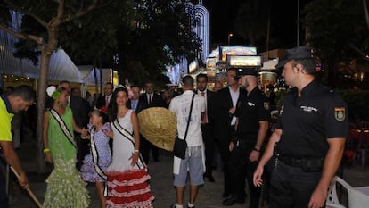 Policías de uniforme y de paisano patrullan el recinto ferial donde se celebran las fiestas.