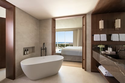Interior de una de las villas del hotel Fairmont La Hacienda Costa del Sol.