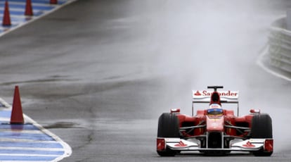 Fernando Alonso entrena bajo la lluvia de Jerez.