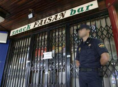 Un policía custodia el bar Faisán, tras la operación contra la trama etarra, en junio de 2006.