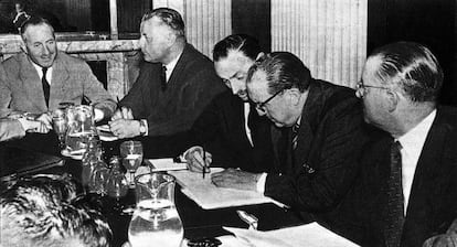 Bernabéu, segundo por la derecha, en una reunión del comité organizador de la Copa de Europa. Preside la mesa Goddet, director de L’Equipe. A su izquierda, Pizzalunga, Butterly, Bernabéu y Bédrignans.