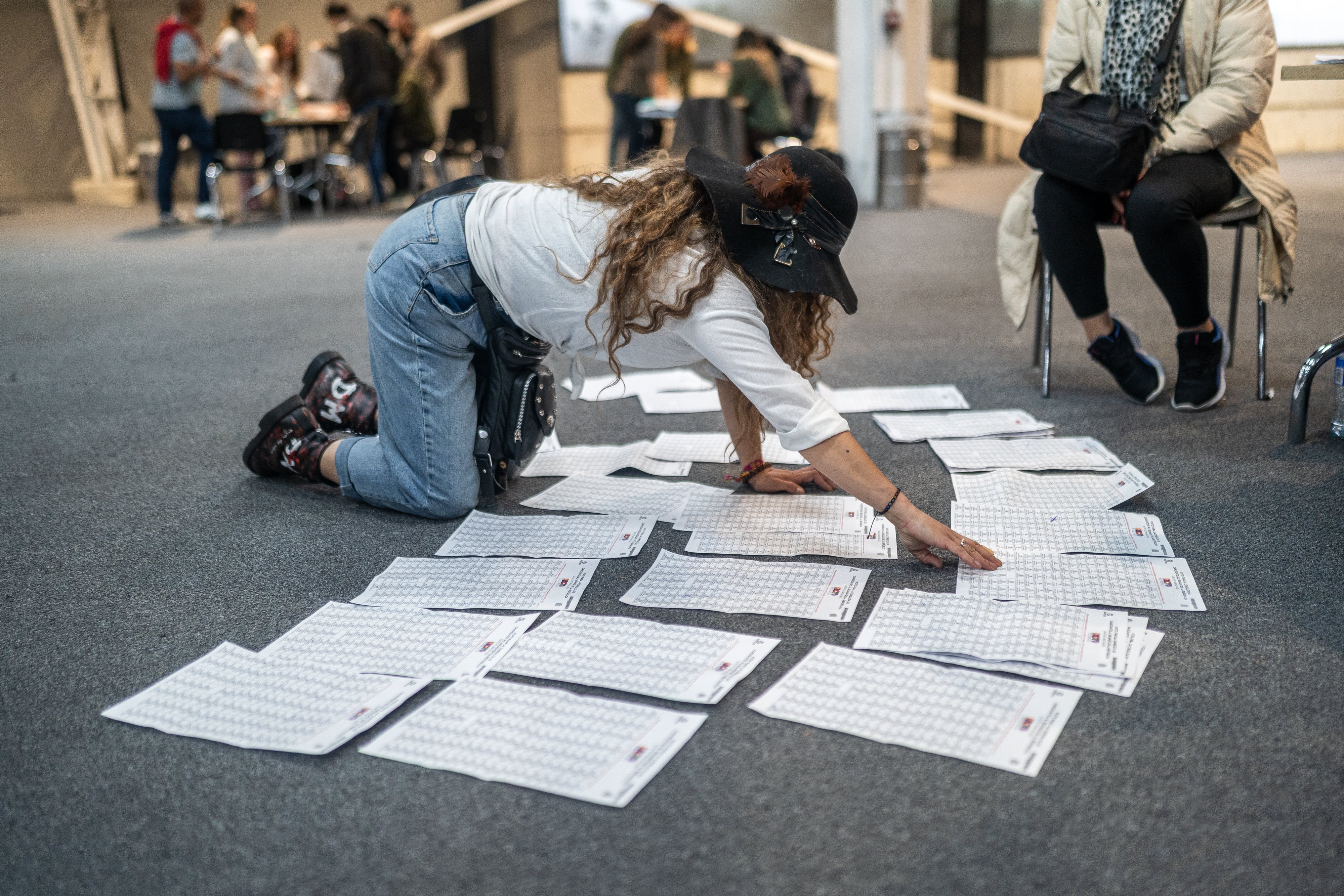 Conteo de votos en la consulta popular del Pacto Histórico en Bogotá (Colombia), el 26 de octubre.