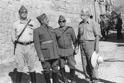 Berlanga, durante el rodaje de <i>La vaquilla</i> en Sos del Rey Católico, con tres actores, uno de ellos caracterizado como Franco.