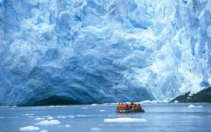 Pasajeros de un crucero de varios días por Tierra de Fuego, en la Patagonia chilena, durante un desembarco.