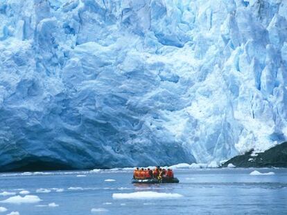 Pasajeros de un crucero de varios d&iacute;as por Tierra de Fuego, en la Patagonia chilena, durante un desembarco. 