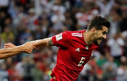 El jugador iraní Saeid Ezatolahi celebra su gol que posteriormente fue anulado por el VAR.